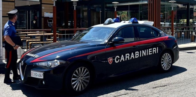 Scoperto con abiti e bottiglie di vino rubati all’esterno del centro commerciale: arrestato un 36enne