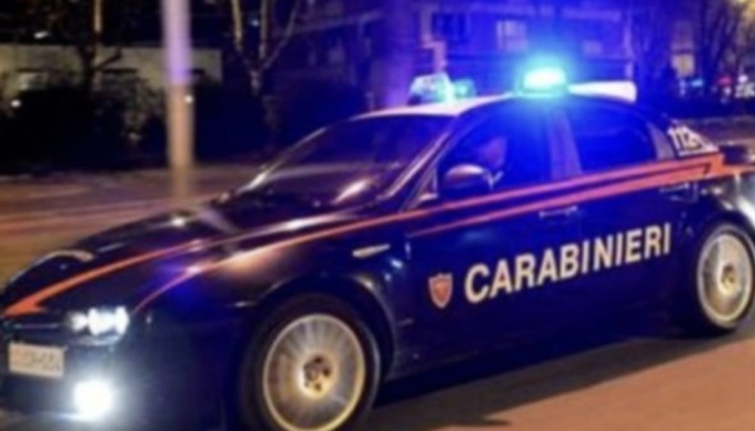 Scoppia una lite per futili motivi fuori dal bar: i carabinieri applicano il Daspo Willy nei confronti di un 23enne