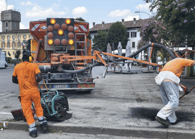 Viabilità e sicurezza: lavori in corso per il ripristino del manto stradale