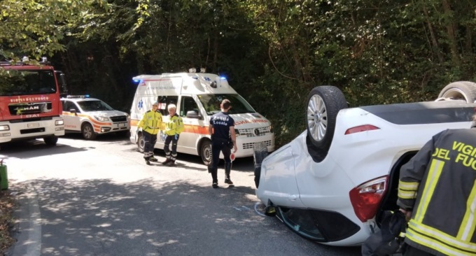 Si ribalta in curva con l’auto, paura a Villanuova sul Clisi