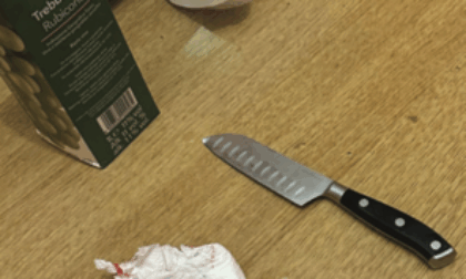 Tenta di sgozzare il coinquilino: arrestato un 58enne