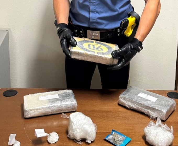 Trovato con la droga nell’auto, oltre 3 chilogrammi di cocaina in casa: arrestato un 26enne