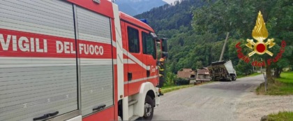 Un mezzo del servizio rifiuti urbani ha divelto un palo dell’energia elettrica: intervengono i Vigili del Fuoco