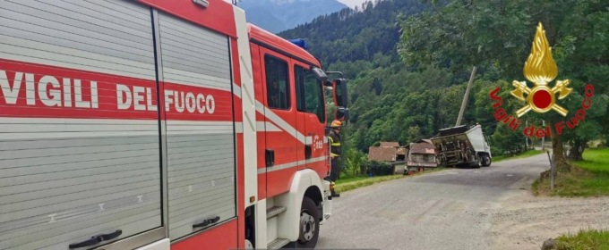 Un mezzo del servizio rifiuti urbani ha divelto un palo dell’energia elettrica: intervengono i Vigili del Fuoco