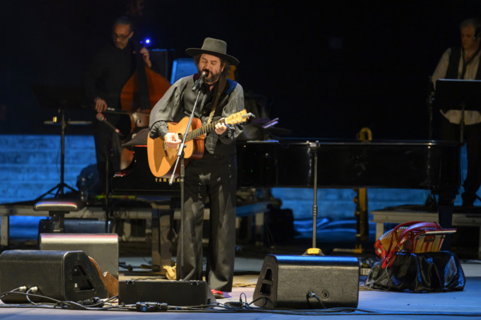Vinicio Capossela: sul palco del Tener-a-mente Festival un viaggio tra musica, poesia  e riflessione