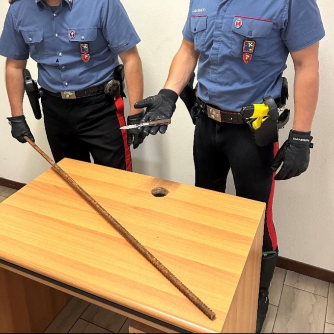 Violenta lite in strada a Brescia: spunta un coltello, scattano due denunce