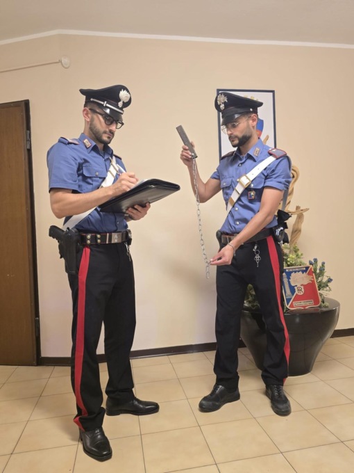 Rubano il cellulare a un coetaneo, poi lo ricattano: arrestati due minori a Palazzolo sull’Oglio