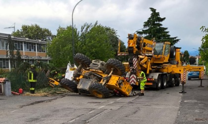Mezzo pesante si ribalta, ferito operatore a Palazzolo sull’Oglio