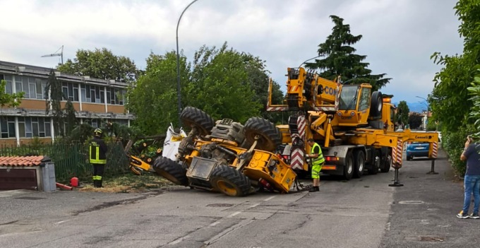 Mezzo pesante si ribalta, ferito operatore a Palazzolo sull’Oglio