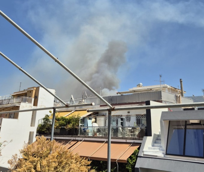 Incendi in Grecia, l’allarme arriva anche ai turisti bresciani ad Atene: “Fumo e caos, ma stiamo bene”