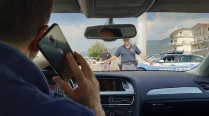 Cellulare alla guida: intensificati i controlli su strada