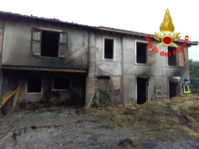 A fuoco un deposito di fieno