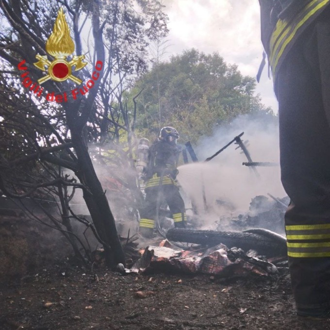 Gazebo in fiamme in via dei Ramus: intervento tempestivo evita il peggio