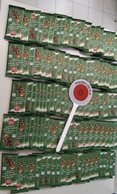Ladro golosone ruba 117 confezioni di cioccolata: messo ai domiciliari evade