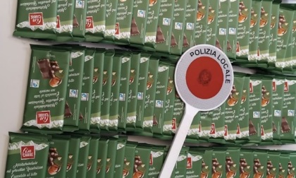 Ladro golosone ruba 117 confezioni di cioccolata: messo ai domiciliari evade