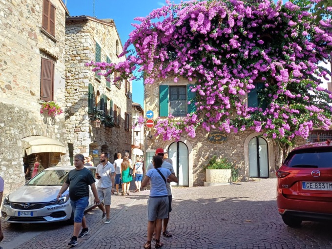 Lago di Garda incoronato miglior lago d’Italia dall’IA: acque cristalline e record su Instagram