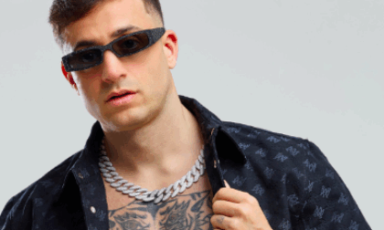 «Scrive testi sessisti»: la crociata dei virtuosi contro Ludwig alle Quadre di Chiari