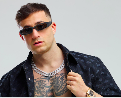 «Scrive testi sessisti»: la crociata dei virtuosi contro Ludwig alle Quadre di Chiari