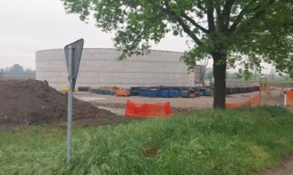 Remedello, vasca di digestato tra case e ferrovia: cittadini senza risposte ma tante preoccupazioni