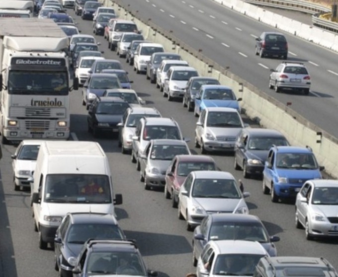 A21, autostrada bloccata: scontro tra mezzi pesanti
