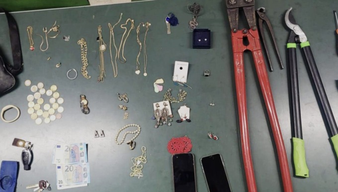 Aggredisce la Polizia con calci e pugni, fermato con spray urticante: pluripregiudicato espulso