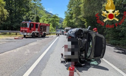 Auto si ribalta a Monno: l’intervento dei Vigili del Fuoco sulla SS42