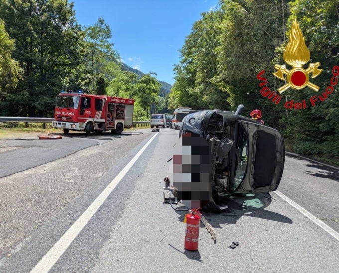 Auto si ribalta a Monno: l’intervento dei Vigili del Fuoco sulla SS42