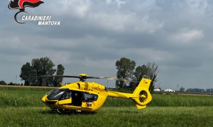 Cade dal tetto della ditta: grave un operaio