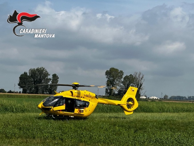 Cade dal tetto della ditta: grave un operaio