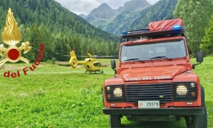 Cade dal terrazzo di una baita a Corteno Golgi: arriva l’elisoccorso