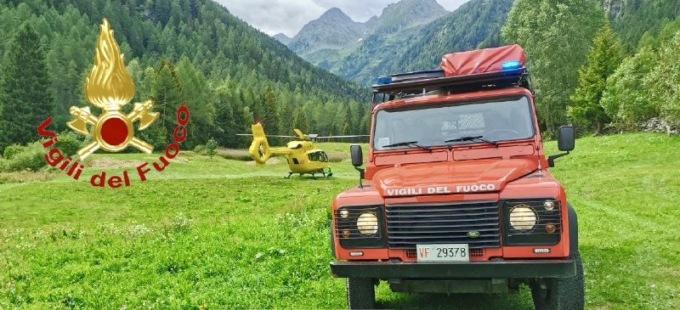 Cade dal terrazzo di una baita a Corteno Golgi: arriva l’elisoccorso