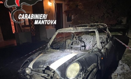 Dà fuoco all’auto della ex moglie: in manette un 51enne