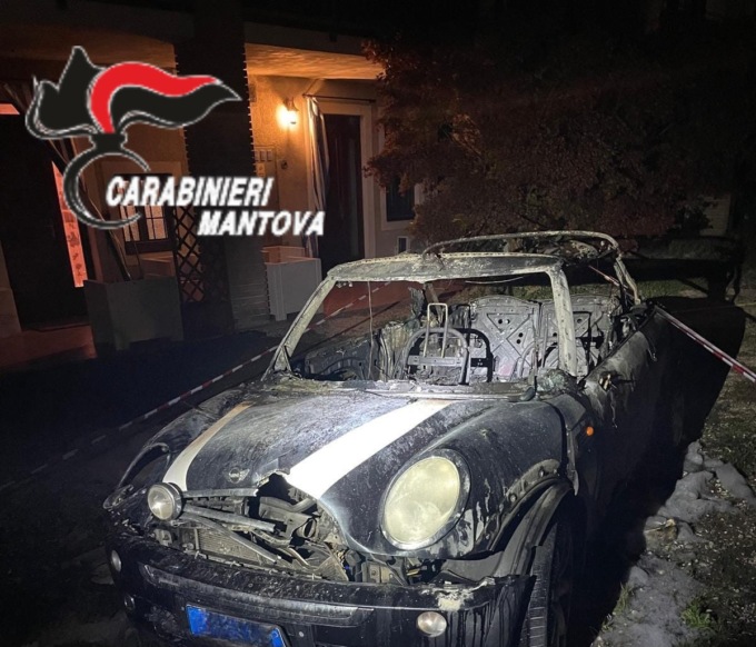 Dà fuoco all’auto della ex moglie: in manette un 51enne