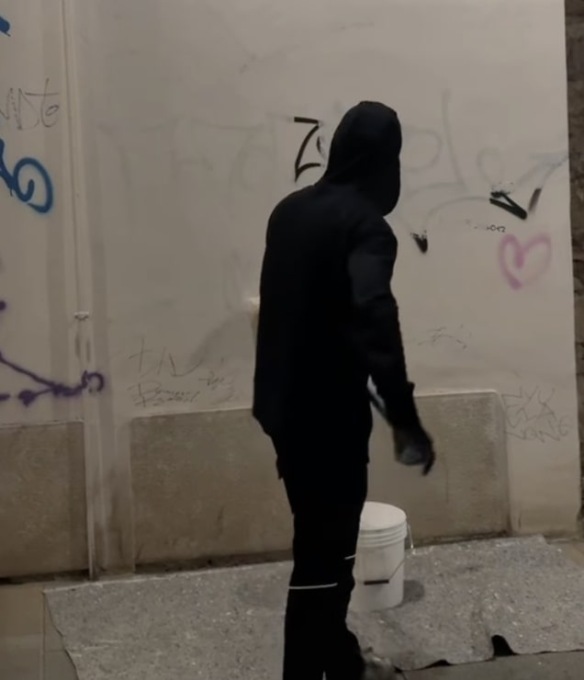 Ghòst Pitur: la mattina imbianchino, la sera come un fantasma ripulisce i muri della città