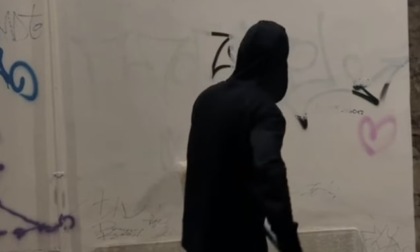 Ghòst Pitur: la mattina imbianchino, la sera come un fantasma ripulisce i muri della città