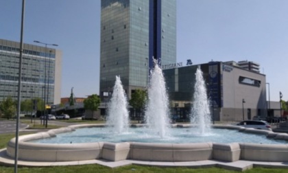 Giorno dell’indipendenza dell’Ucraina: la fontana di via Cefalonia illuminata di blu e giallo