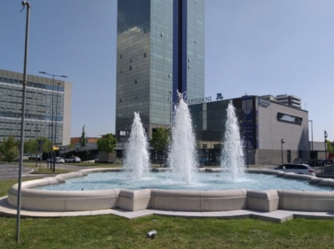 Giorno dell’indipendenza dell’Ucraina: la fontana di via Cefalonia illuminata di blu e giallo