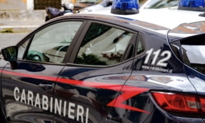 Giovane donna oltre la ringhiera del ponte, salvata dai Carabinieri