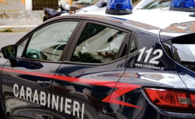 Giovane donna oltre la ringhiera del ponte, salvata dai Carabinieri