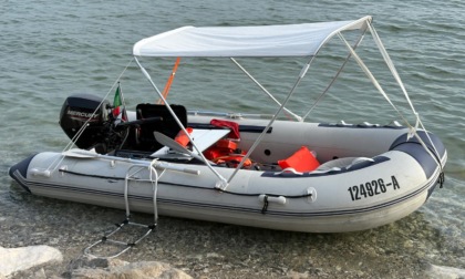 Imbarcazione spiaggiata nel Basso Garda: la segnalazione della Guardia Costiera