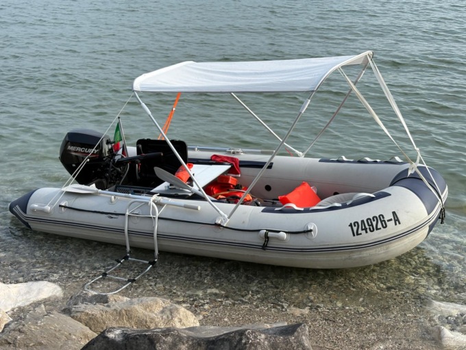 Imbarcazione spiaggiata nel Basso Garda: la segnalazione della Guardia Costiera