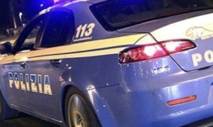 Infrange il finestrino di un’auto e ruba gli oggetti custoditi all’ interno: in manette un 46enne