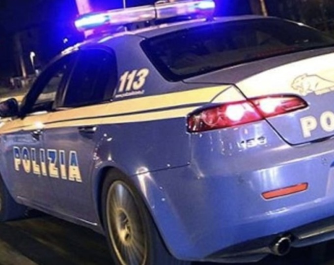 Infrange il finestrino di un’auto e ruba gli oggetti custoditi all’ interno: in manette un 46enne