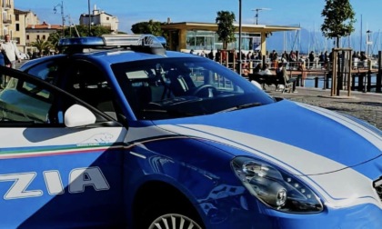 Lancia sedie e mobili del locale a aggredisce gli agenti: in manette un 33enne