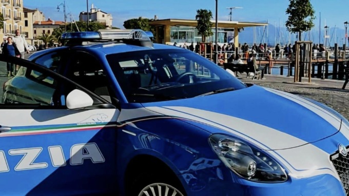 Lancia sedie e mobili del locale a aggredisce gli agenti: in manette un 33enne