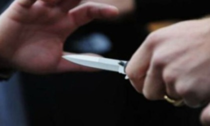 Minaccia una donna con un coltellino svizzero: scatta la denuncia per un 41enne