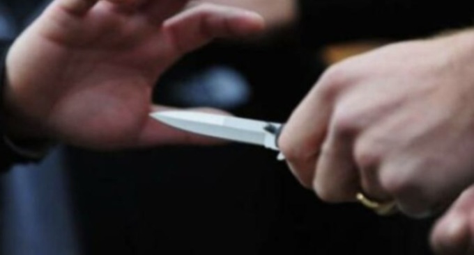 Minaccia una donna con un coltellino svizzero: scatta la denuncia per un 41enne