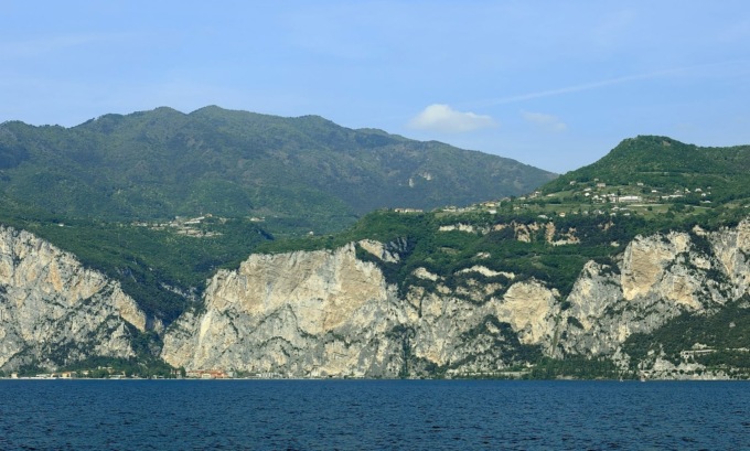 Molesta persone in spiaggia a Tremosine: il 26enne non potrà più fare ritorno nel comune per un anno