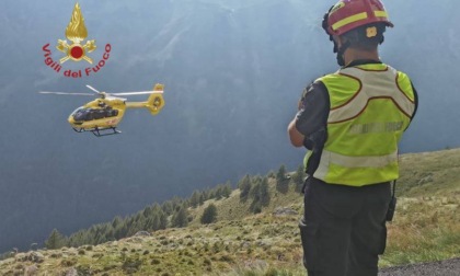 Motociclista tedesco finisce in una scarpata con la moto: paura a Ponte di Legno