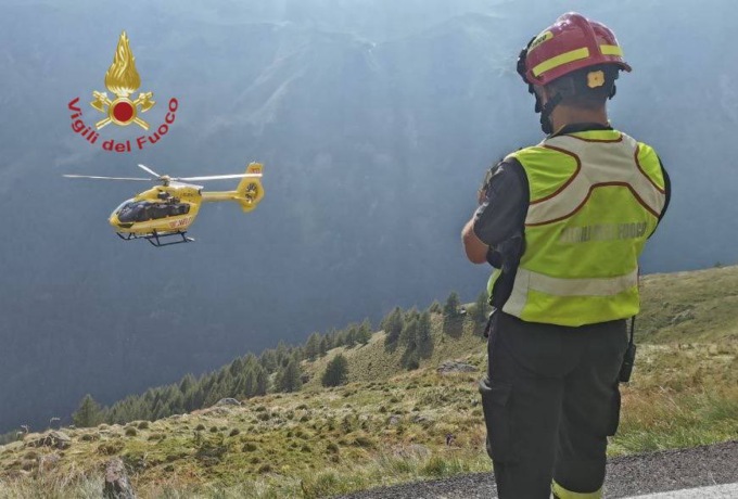 Motociclista tedesco finisce in una scarpata con la moto: paura a Ponte di Legno